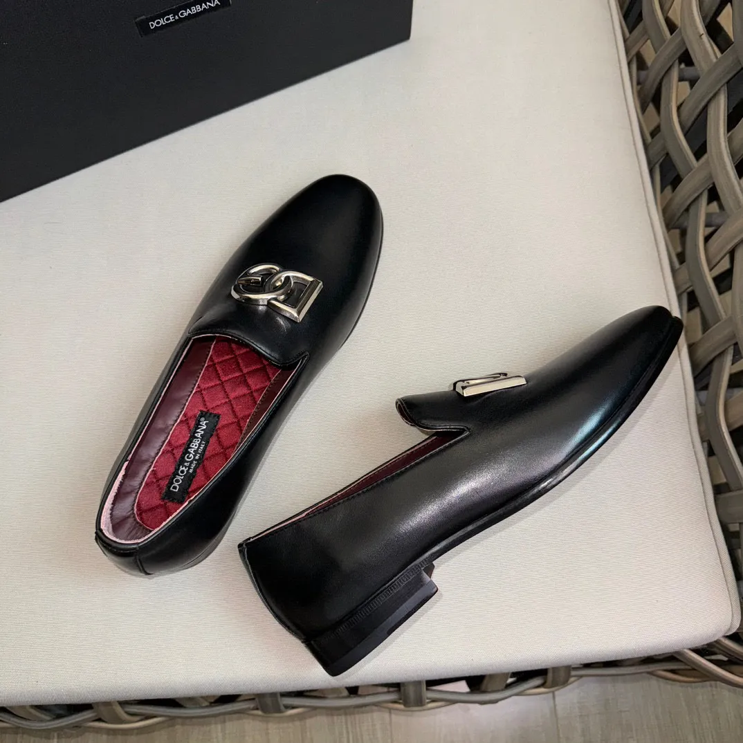 💰¥960 D&G cowhide moccasin loafers for men｜Embellished with DG hardware nameplate｜Made of imported calfskin｜Retro and shiny texture complement each other｜Release charming tones to outline a confident posture｜Imported calfskin + cowhide lining + Italian leather outsole Size: 39-44 (38.45 custom-made)